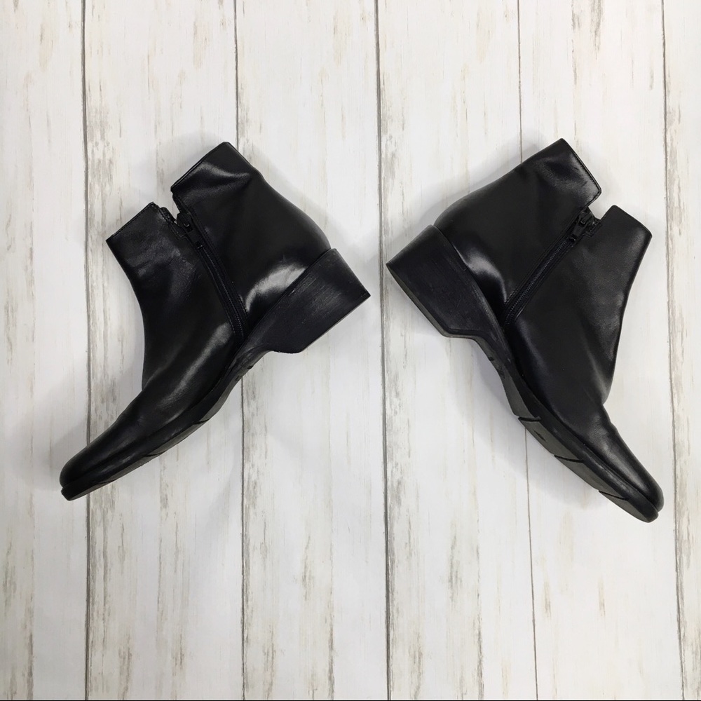 Amalfi Pillow A Black Leather Ankle Booties - Picture 2 of 8